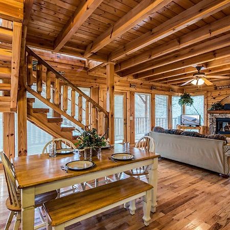 Secret Romance, 2 Bedrooms, Sleeps 8, Pool Table, Hot Tub, Arcade Gatlinburg Dış mekan fotoğraf