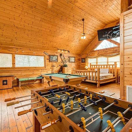 Secret Romance, 2 Bedrooms, Sleeps 8, Pool Table, Hot Tub, Arcade Gatlinburg Dış mekan fotoğraf