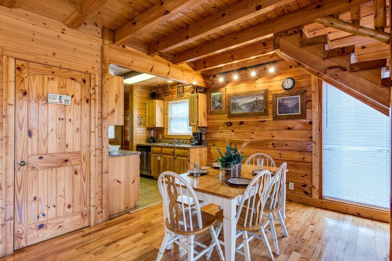 Secret Romance, 2 Bedrooms, Sleeps 8, Pool Table, Hot Tub, Arcade Gatlinburg Dış mekan fotoğraf