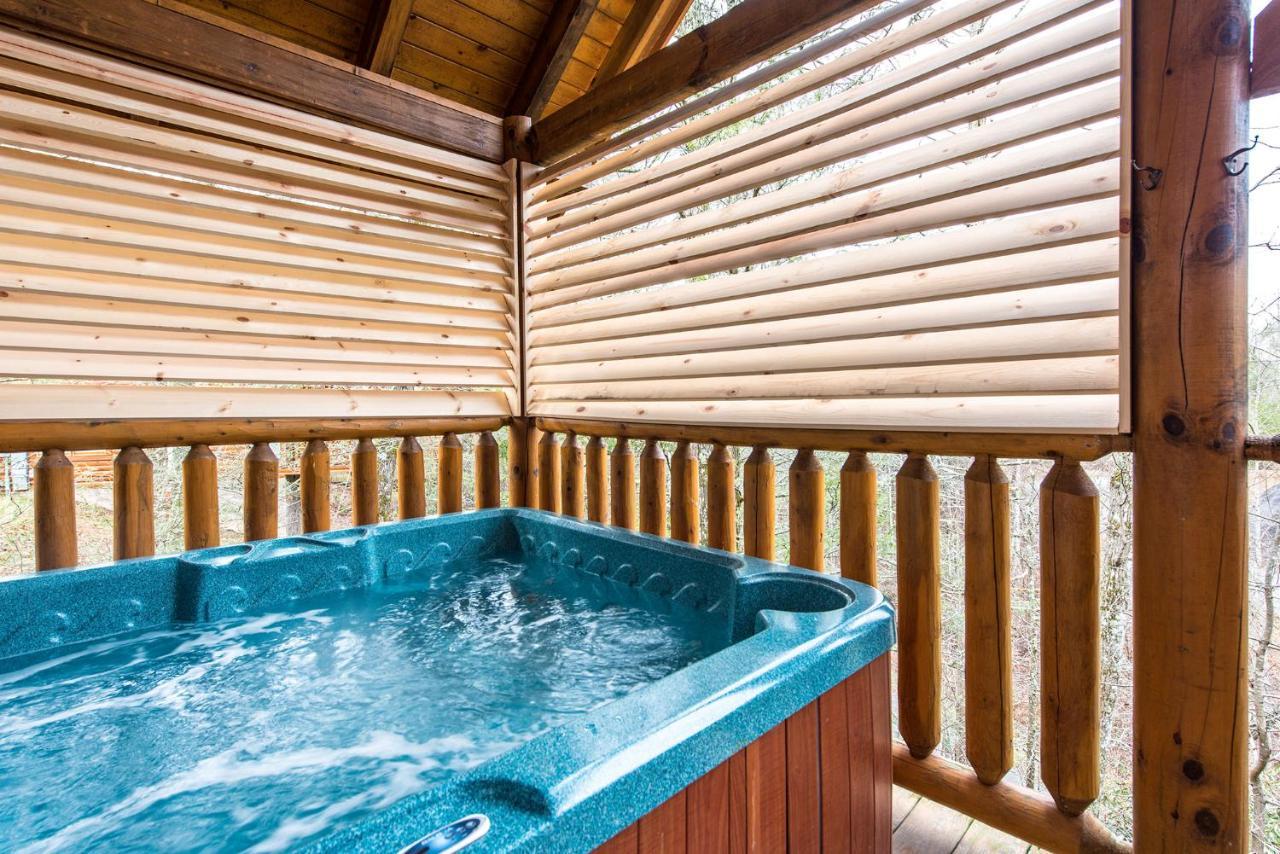 Secret Romance, 2 Bedrooms, Sleeps 8, Pool Table, Hot Tub, Arcade Gatlinburg Dış mekan fotoğraf