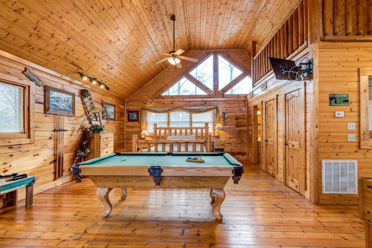 Secret Romance, 2 Bedrooms, Sleeps 8, Pool Table, Hot Tub, Arcade Gatlinburg Dış mekan fotoğraf