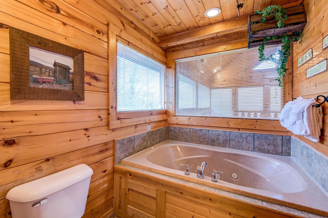 Secret Romance, 2 Bedrooms, Sleeps 8, Pool Table, Hot Tub, Arcade Gatlinburg Dış mekan fotoğraf
