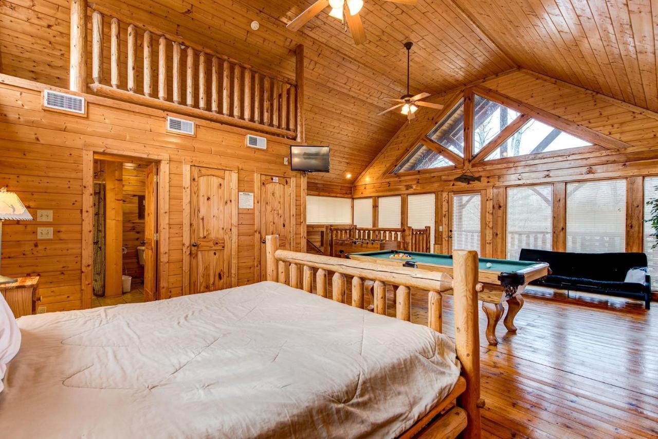 Secret Romance, 2 Bedrooms, Sleeps 8, Pool Table, Hot Tub, Arcade Gatlinburg Dış mekan fotoğraf