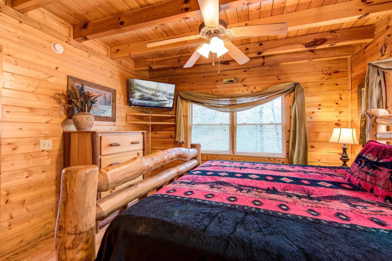 Secret Romance, 2 Bedrooms, Sleeps 8, Pool Table, Hot Tub, Arcade Gatlinburg Dış mekan fotoğraf